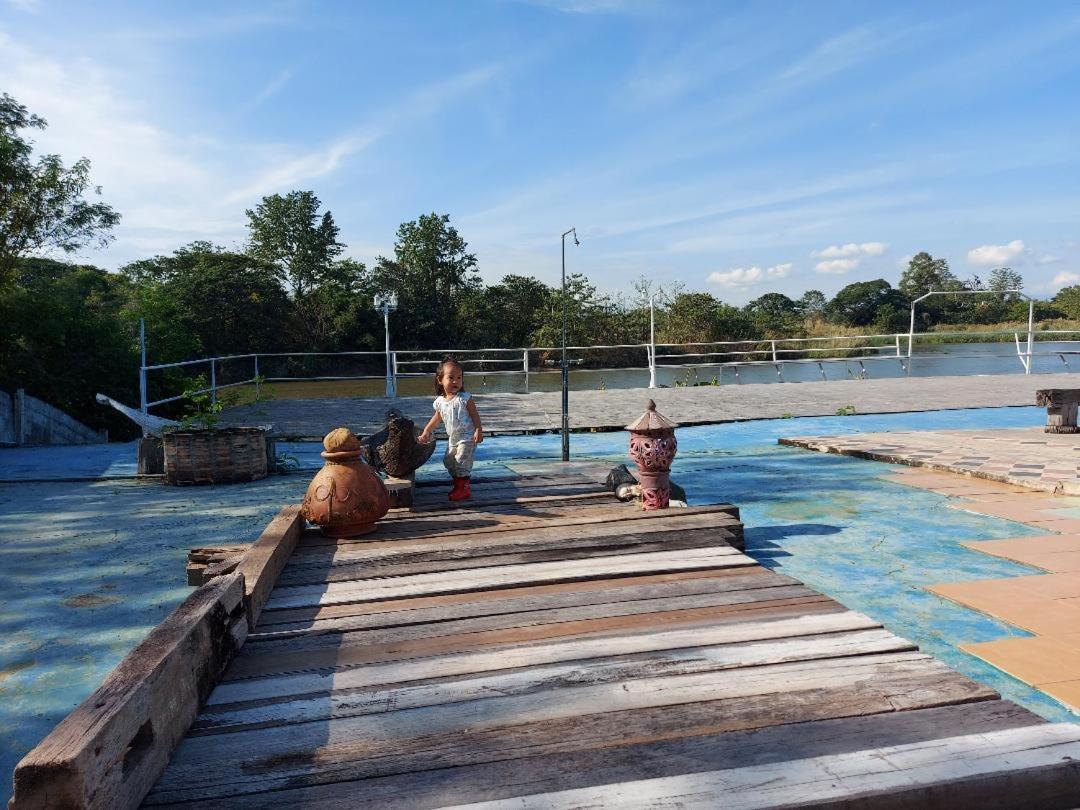 Scenic Riverside Resort Kamphaeng Phet Esterno foto